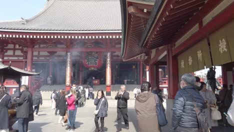 Turistas-En-Cámara-Lenta-En-El-Templo-Sensoji-En-El-Distrito-De-Asakusa,-Tiro-Panorámico