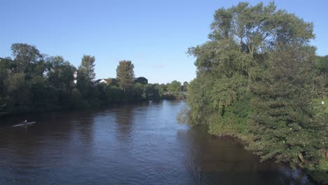 Wide-shot-of-rowers-on-the-River-Clyde,-Glasgow