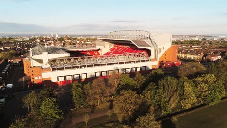 Icónico-Estadio-Del-Club-De-Fútbol-Anfield-Liverpool-Al-Amanecer-Vista-Aérea-Descendente