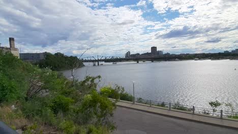 Blick-über-Den-Ottawa-River-In-Der-Nähe-Der-Innenstadt-Von-Ottawa-Ontario-Kanada-An-Einem-Sonnigen-Tag-Im-Sommer