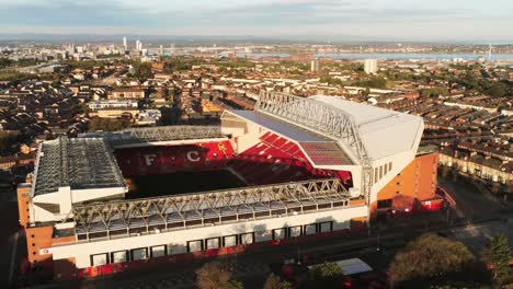 Icónico-Estadio-De-Fútbol-Anfield-De-Liverpool-Al-Amanecer-Vista-Aérea-órbita-Lenta-Derecha