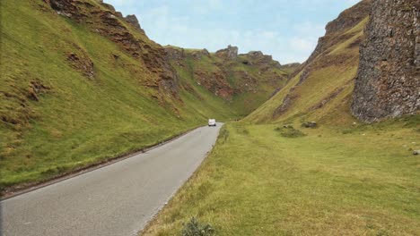 Zeitraffer-Von-Fahrzeugen,-Die-Auf-Einer-Kleinen-Straße-Durch-Winnats-Pass-Fahren,-Während-Wanderer-Die-Kalksteinhügel-Hinaufgehen