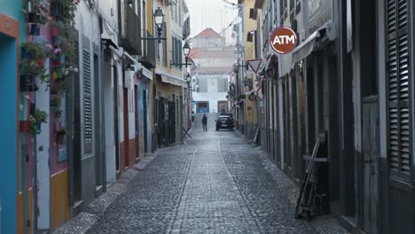 Still-shot-Picturesque-Street-Funchal-old-town-Cars-crossing,-Madeira