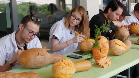 Demonstration-Der-Fähigkeiten-Der-Schüler-Im-Künstlerischen-Schnitzen-Von-Obst-Und-Gemüse