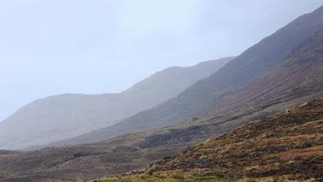 Zeitraffernebel-Und-Wolken,-Die-über-Steile-Hügel-In-Westirland-Rollen