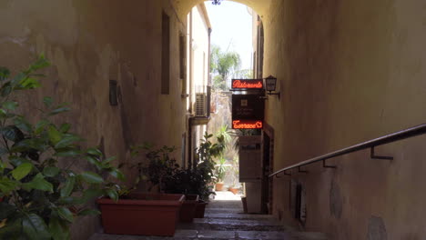 Entrada-Al-Restaurante-Italiano-En-Un-Callejón-Vacío-Con-Plantas