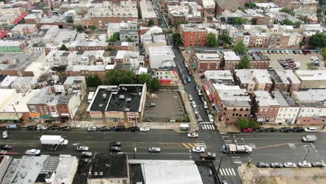 Disparo-De-Camión-Aéreo,-Escena-Urbana-Ocupada-Estadounidense-En-Estados-Unidos,-Tráfico-En-La-Calle,-Hogares-Y-Comunidad-De-Vecinos-Estableciendo-Tiro