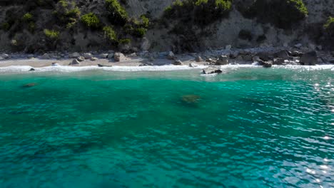 Fabulosa-Costa-Con-Playa-Secreta-Y-Acantilados-Salpicados-Por-Olas-Mar-Turquesa-En-El-Mediterráneo