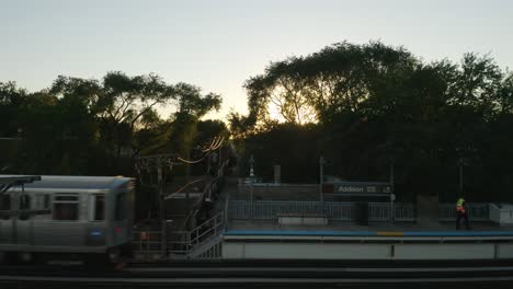 Tiro-De-Establecimiento-Exterior-Durante-El-Día,-El-Tren-L-Del-Metro-Cta-Pasa-Por-Las-Vías