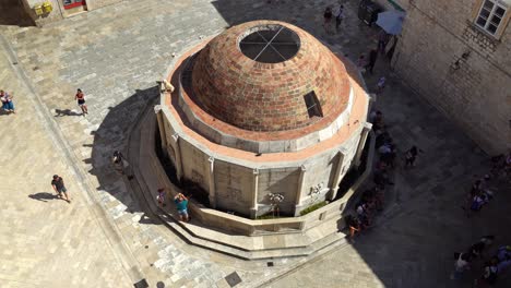 Schuss-Von-Oben-Auf-Den-Onofrio-Brunnen-Auf-Der-Westseite-Der-Altstadt-Von-Dubrovnik-Während-Der-Covid-Zeiten