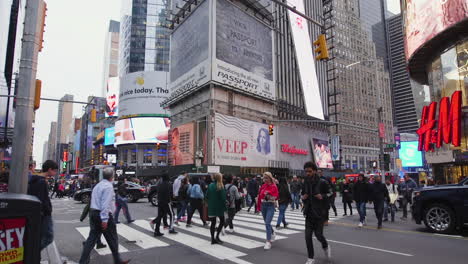 Una-Gran-Multitud-De-Peatones-Cruzando-Una-Concurrida-Intersección-En-Times-Square,-Nueva-York