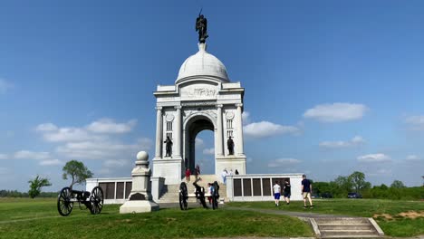 Tilt-up-reveals-the-Pennsylvania-Monument-on-American-Civil-War-battlefield