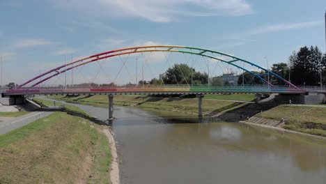 Colorido-Arco-Iris-Narutowicz-Puente-Sobre-El-Río-Wislok-En-Rzeszow,-Polonia