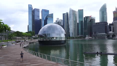 Der-Neueste-Apfelladen-In-Marina-Bay-Sands,-Singapur,-Schwimmt-Auf-Dem-Wasser