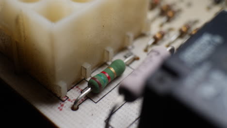 Ein-Widerstand-Auf-Einem-Platinencontroller-Mit-Anderen-Elektronischen-Komponenten-Und-Steckern