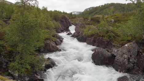 Hermoso-Río-De-Montaña-Que-Fluye-Rápidamente-En-Cascada-Por-Un-Desfiladero-Rocoso,-Muñeca-Aérea
