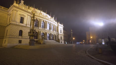 Sala-De-Conciertos-Rudolfinum-Y-Plaza-Vacía-En-La-Niebla-Por-La-Noche,-Praga,-Chequia