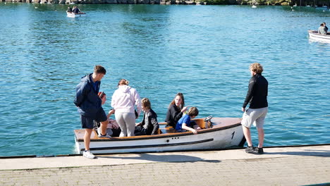 Southport-England,-See-Zum-Bootfahren,-Blauer-See-Zum-Bootfahren-In-Southport