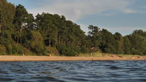 Menschen-Am-Meer-Warten-Auf-Den-Sonnenuntergang