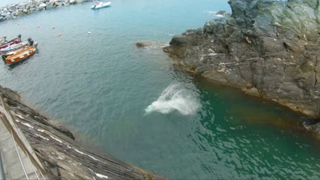 Junger-Mann,-Der-Ins-Wasser-Der-Küste-Von-Manarola-Springt