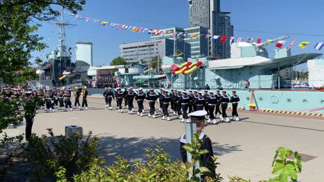 Un-Desfile-De-Soldados-De-La-Marina-Y-Una-Banda-De-Música,-En-El-Bulevar-De-Gdynia