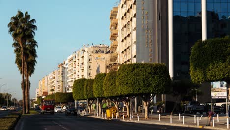 Lapso-De-Tiempo-De-Mucho-Tráfico-En-La-Calle-En-Limassol-En-El-Día