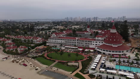 Beachfront-Hotel-del-Coronado-With-Skyline-At-Early-Morning-In-Coronado,-California,-USA