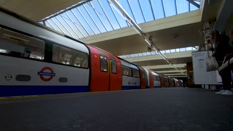 Tren-De-La-Línea-Jubilee-Que-Llega-A-La-Plataforma-En-La-Estación-De-Finchley-Road