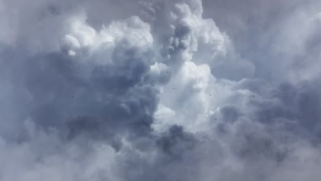 Una-Tormenta-Dentro-De-Una-Espesa-Nube-Gris-Cúmulo