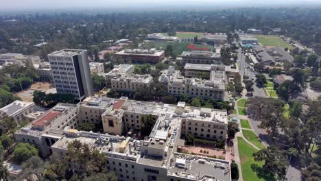 Vista-Aérea-Sobre-El-Instituto-De-Tecnología-De-California,-En-Un-Día-Soleado,-En-Pasadena,-Los-ángeles,-Ee.uu.---Levantamiento,-Inclinación-Hacia-Abajo,-Disparo-De-Drones