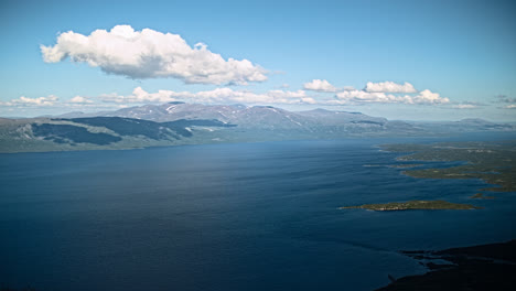 Lapso-De-Tiempo-De-Nubes-En-Movimiento-Sobre-El-Lago-Torneträsk,-Visto-Desde-El-Monte-Nuolja