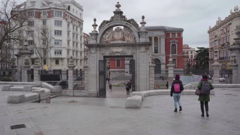 Vista-De-La-Puerta-Felipe-Iv-A-La-Salida-Del-Parque-Del-Retiro-En-Madrid,-España---Hito-Histórico---Toma-Amplia