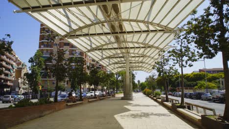 Pov-Zu-Fuß-Auf-Einem-Modernen-Boulevard-Mit-Sonnenschirm-Im-Viertel-Sant-Marti-In-Barcelona