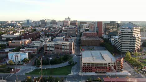 Toma-Aérea-Ascendente-Del-Centro-De-Wilmington,-Delaware