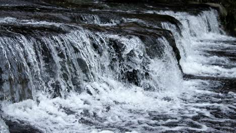 Nahaufnahme-Des-Wassers,-Das-Vom-Wasserfall-Fließt