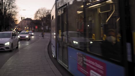 Straßenbahn-Am-Maxmonument-In-München,-Innenstadt-Am-Abend