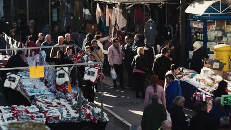 Multitudes-De-Personas-Compran-Y-Navegan-En-Un-Mercado-Al-Aire-Libre-En-Un-Día-Frío-Tiro-De-Trípode-Estático