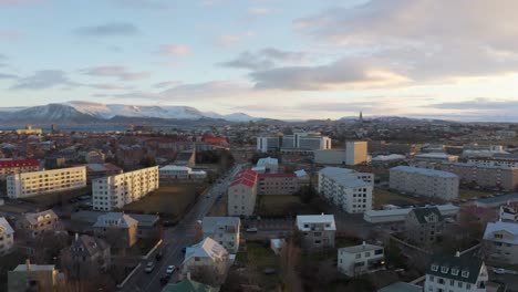 Sensationelle-Luftdrohnenansicht-Bei-Sonnenuntergang-über-Der-Isländischen-Hauptstadt-Reykjavik,-Kreispfanne