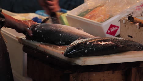 Hombre-Limpia-Pescado-En-El-Mercado-De-Pescado-De-Japón