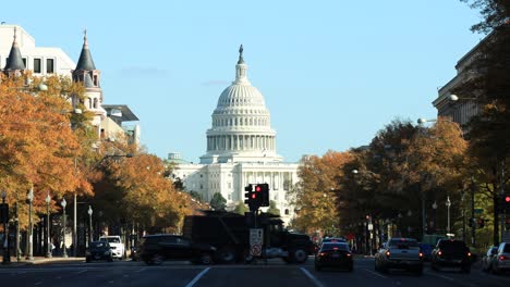 Edificio-Del-Capitolio-Y-Tráfico-De-La-Avenida-Pennsylvania