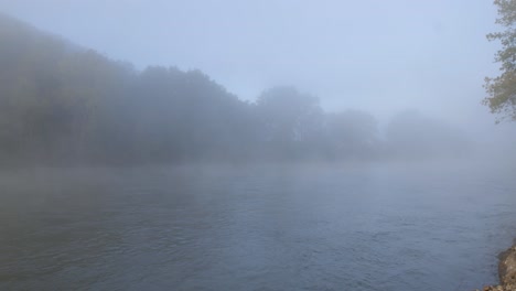Nebeliger-Morgendlicher-Sonnenaufgang-Auf-Dem-Norfork-River-In-Der-Nähe-Von-Mountain-Home-Arkansas-Usa-Flussnebel-Und-Blauer-Himmel