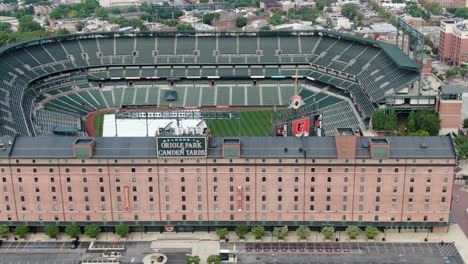 Bo-Warehouse,-Adyacente-Al-Parque-Oriole-En-Camden-Yards,-Baltimore---Ohio-Ferrocarril,-Tiro-Aéreo-De-Un-Camión-Revela-El-Estadio-Del-Equipo-De-La-Mlb-De-Los-Orioles