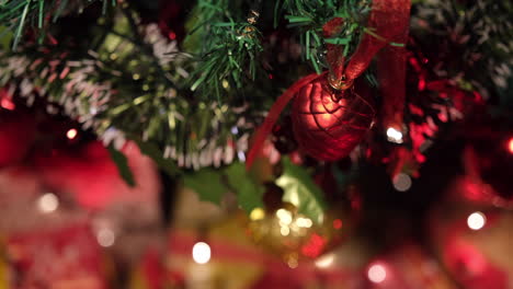 Decoración-De-Pino-Rojo-En-El-árbol-De-Navidad