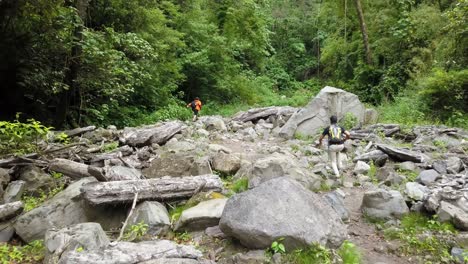 Dos-Excursionistas-En-Las-Montañas-De-Panamá-Por-La-Ciudad-De-Boquete-En-La-Provincia-De-Chiriquí