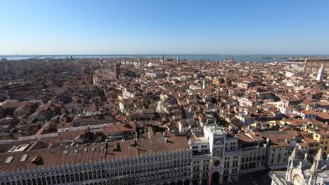 Venecia-Se-Puede-Apreciar-Verdaderamente-Como-La-Maravilla-Que-Es-Cuando-Se-La-Mira-Desde-Lo-Alto,-Rodeada-Por-Una-Laguna-Y-Atravesada-Por-Canales-Como-Muy-Pocas-Ciudades-En-El-Mundo