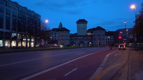 Zeitraffer-Des-Morgendlichen-Verkehrs-In-München-Am-Isartor