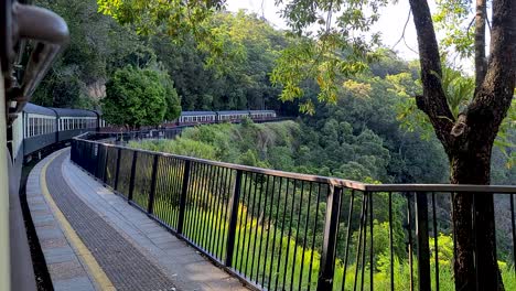 Blick-Vom-Fenster-Auf-Die-Kuranda-Scenic-Railway,-Die-Am-Bahnsteig-Barron-Falls-Ankommt