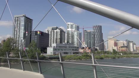 Torres-Del-Centro-De-Calgary-Desde-La-Cubierta-Del-Puente-Colgante-George-King