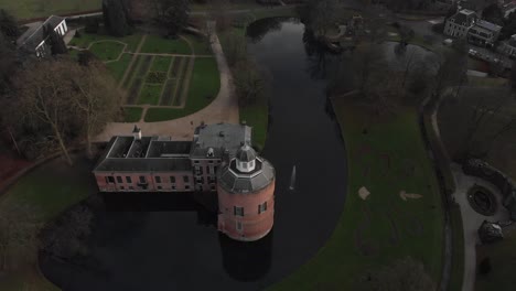 Castillo-Moated-Con-Jardín-Paisajístico-En-La-Fortaleza-De-Rosendael-Con-Torre-Forzada-Que-Revela-El-Plano-Desde-Una-Vista-De-Arriba-Hacia-Abajo