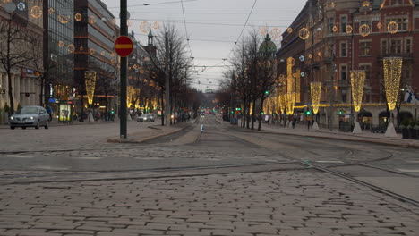Poco-Tráfico-En-El-Bulevar-Mannerheimintie-En-Helsinki,-Finlandia